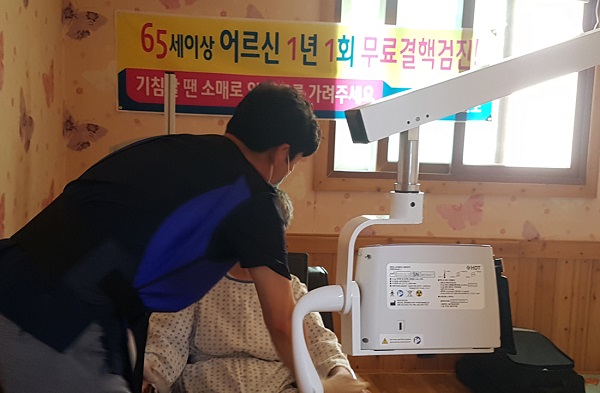 ▲고흥군은 결핵퇴치를 위해 찾아가는 노인요양시설 무료이동검진을 실시한다.(사진제공=고흥군)