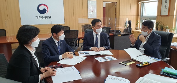 ▲김산 무안군수(오른쪽 두번째)는 28일 오전 행정안전부를 방문해 이재영 행정안전부 차관(오른쪽 첫번째)에게 지역 현안문제 해결을 위한 국고지원을 요청했다.(사진제공=무안군)