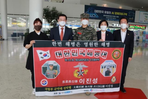 ▲(사)광주장애인미술협회는 최근 제41회 장애인의 날 기념으로 광주광역시 초대전 ‘동행’을 열었다.(사진좌측부터 코리아문화스포츠저널 편집국장, 이용섭 광주광역시장 , 이진성 트로트신동, 최미정 시의원, 장재성 시의원)