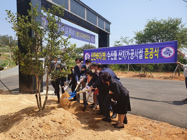 ▲신안군은 29일 신안바다영어조합법인 김 가공공장 광장에서 산지가공시설 준공식을 가졌다.(사진제공=신안군)