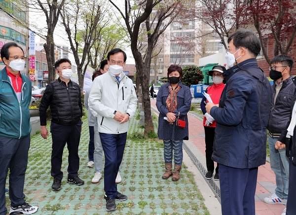 ▲김삼호 광산구청장이 도산동을 찾아 골목상권 활성화를 위한 상인, 시민들의 의견을 청취하고 있다.(사진제공=광산구)