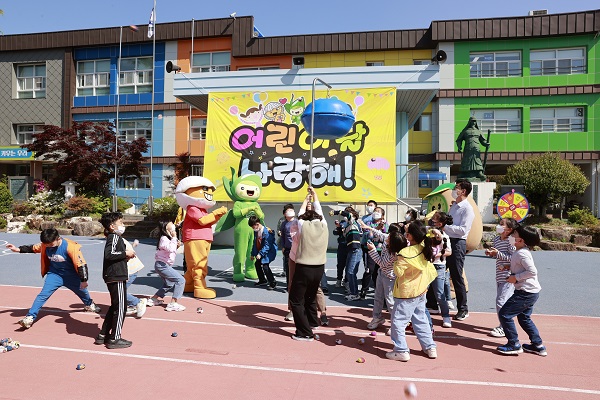 ▲보성군 특산품 캐릭터 BS삼총사가 지난 3일 보성초등학교에서 어린이날을 맞아 학생들과 소규모 운동회를 열었다.(사진제공=보성군)