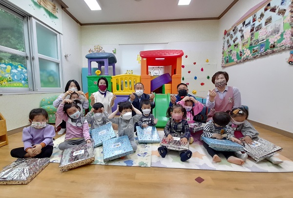 ▲진도군 조도면이 제99회 어린이날을 맞아 아동 10명에게 어린이날 기념 선물 꾸러미를 전달했다.(사진제공=진도군)