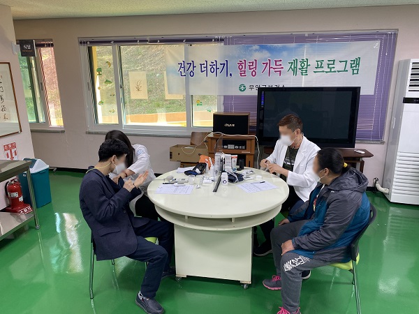 ▲무안군은 지난 4월 15일부터 오는 6월 17일까지 9주동안 지적 장애인에 대한 재활 프로그램을 운영하고 있다.(사진제공=무안군)