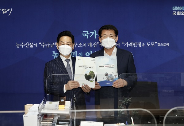 ▲전동평 영암군수는 지난 6일 지역 국회의원을 방문하여 한파로 인해 피해를 입은 무화과에 대한 동해방지 예방사업과 매년 반복되는 봄철 저온으로 인해 피해를 입은 대봉감의 피해 예방사업의 국고 확보에 발벗고 나섰다.(사진제공=영암군)