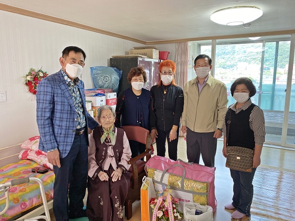 ▲장흥읍 지역사회보장협의체는 지난 7일 어버이날을 맞아 100세 이상 어르신 가정을 방문해 직접 준비한 음식과 선물을 전달하고 카네이션을 달아드렸다.(사진제공=장흥군)
