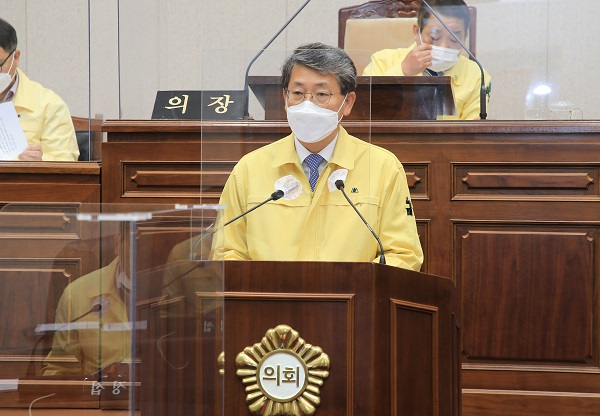▲10일 김순호 구례군수가 구례군의회 제280회 임시회에서 2021년 제2회 추경예산안 제안설명을 하고 있다.(사진제공=구례군)