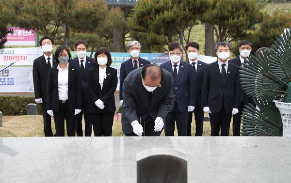 ▲광주시교육청이 제41주년 5·18민주화운동 기념일을 앞두고 국립 5·18민주묘지와 망월동 5·18국립묘지를 10일 참배했다.(사진제공=광주광역시교육청)