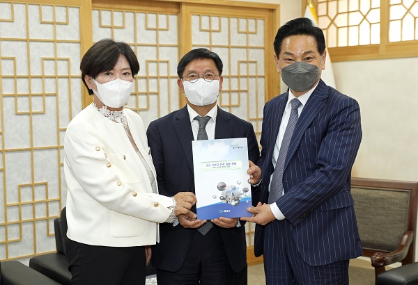 ▲전동평 영암군수는 지난 7일 김현모 문화재청장을 만나 영암군 내동리 쌍무덤과 옥야리 고분군의 국가사적지정, 영산강유역 마한문화권의 세계유산 등재 지원 등에 대한 설명과 적극적인 협조를 요청했다.(사진제공=영암군)