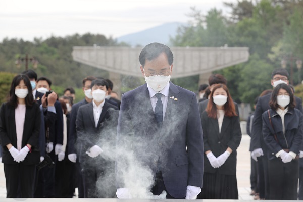▲김삼호 광산구청장이 제41주년 5·18민주화운동 기념일을 앞두고 11일 국립5·18민주묘지와 5·18구묘역을 참배하고 희생자들의 넋을 기렸다.(사진제공=광산구)
