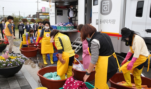 ▲월야면 달맞이문화센터에서 봉사활동에 참여한 세 단체가 이불빨래를 하고 있다.(사진제공=함평군)