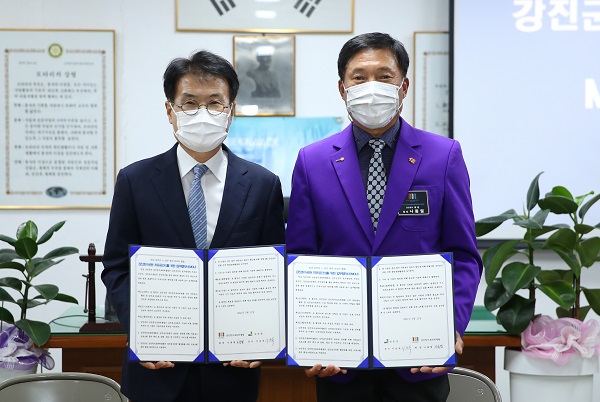 ▲강진군과 강진청자로타리클럽이 지난 11일 강진 호수공원 치유공간화를 위한 업무협약을 체결했다.(사진제공=강진군)