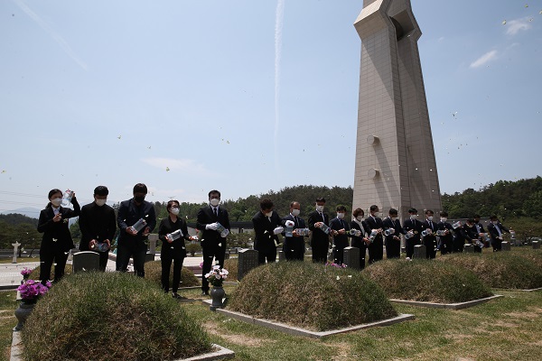 ▲국립5·18민주묘지에서 이상익 군수, 김형모 군의장, 군의원, 실과소장, 유가족 등이 추모 나비날리기를 하고 있다.(사진제공=함평군)