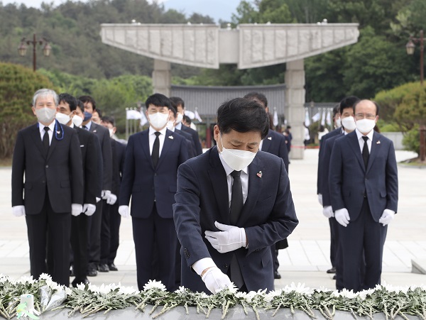 ▲장석웅 전남교육감이 제41주년 5·18민주화운동 기념을 맞아 14일 국립 5·18 민주묘지를 합동 참배했다.(사진제공=전라남도교육청)
