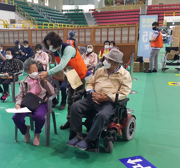 ▲진도군 진도읍 주민자치회가 코로나19 예방접종센터를 방문해 자원봉사활동을 실시했다.(사진제공=진도군)