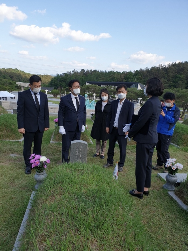 ▲송석준 의원이 18일 오후 5.18민주묘지를 찾아 민주열사 묘지앞에 무릎 끓고 참배하고 있다