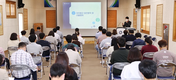 ▲지난 18일 강진군청 대회의실에서 2021년도 자치법규 현장 교육 실시 장면(사진제공=강진군)