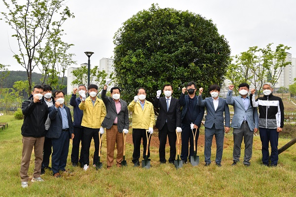 ▲담양군은 20일 담빛문화지구 준공을 기념하는 식수 행사를 진행했다.(사진제공=담양군)