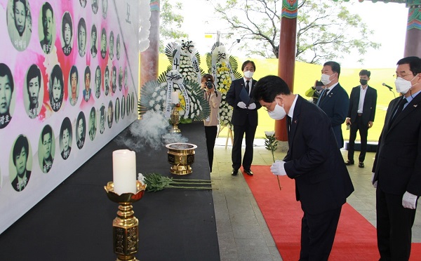 ▲나주시는 5·18 민주화운동 제 41주년을 맞아 20일 남산시민공원 망화루에서 합동 추모식을 개최했다.(사진제공=나주시)