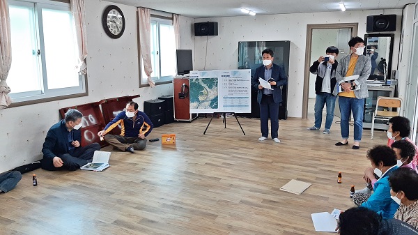 ▲장흥군은 지난 21일 ‘장흥 영전지구 대구획 경지 정리(시설 개량) 기본 및 실시 계획’에 대한 주민설명회를 개최했다.(사진제공=장흥군)