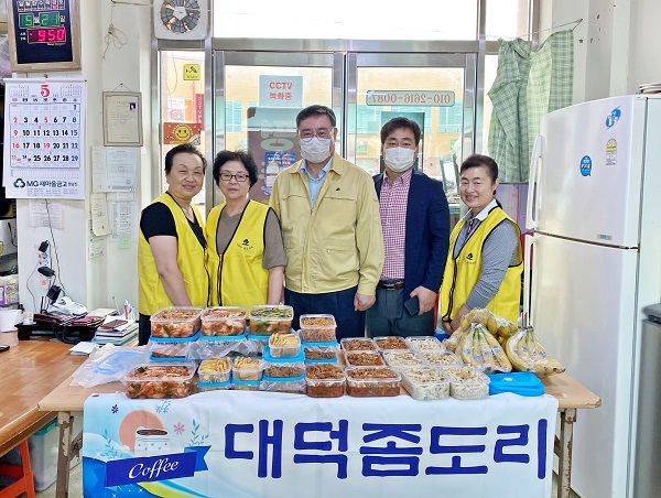 ▲장흥군 대덕읍 지역사회보장협의체는 지난 21일 저소득 독거 지적장애인 5가구를 대상으로 어머니의 손맛이 듬뿍 담긴 정성 가득한 밑반찬을 전달했다.(사진제공=장흥군)