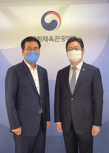▲이상익 함평군수가 황희 문화체육관광부장관과 면담을 갖고 기념촬영을 하고 있다.(사진제공=함평군)