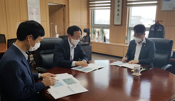 ▲송귀근 고흥군수는 지난 25일 행정안전부 등을 방문해 지역 현안사업 해결 특별교부세와 내년도 정부예산 확보 재정지원을 요청했다.(사진제공=고흥군)