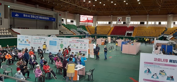 ▲여수시 코로나19 예방접종센터에서 예방접종 받는 시민들의 모습(사진제공=여수시)