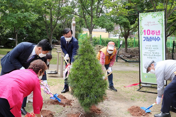 ▲김삼호 광산구청장이 26일 행복나루노인복지관 개관 10주년 행사에서 기념식수를 하고 있다.(사진제공=광산구)