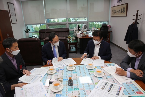 ▲명현관 해남군수는 26일 윤재갑 국회의원을 만나 농어업 분야 주요 현안사업에 대한 국비 지원을 건의했다.(사진제공=해남군)