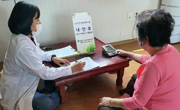 ▲노인자살예방 사전 실태조사를 실시하는 모습(사진제공=함평군)