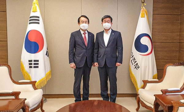 ▲김종식 목포시장은 지난 27일 행정안전부 전해철 장관을 만나 역점사업의 당위성과 정부 재정 지원의 필요성을 설명하며 특별교부세 지원을 건의했다.(사진제공=목포시)