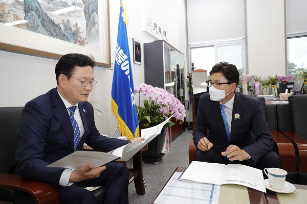 ▲김철우 보성군수는 28일 더불어민주당 송영길 대표을 만나 지역 핵심 현안사업에 대한 당 차원의 적극적인 협조와 지원을 요청했다.(사진제공=보성군)