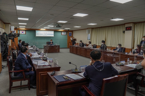 ▲ ‘목포 시내버스 운영 공론화위원회’가 지난 25일 1차 회의를 갖고 휴업 철회 및 투명한 회사 경영을 요청했다.(사진제공=목포시)