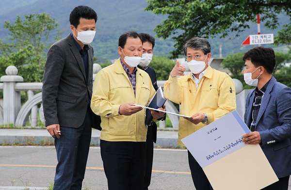 ▲김순호 구례군수가 수해복구 현장을 점검하고 있다.(사진제공=구례군)