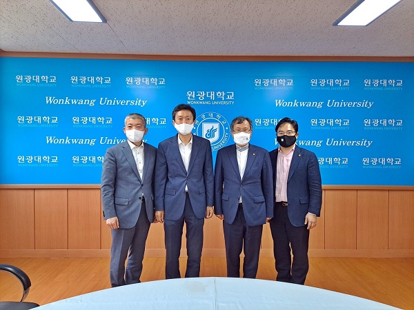 ▲장흥군과 학교법인 원광학원은 지난 27일 ‘마음건강치유센터’ 설치·운영에 관한 위·수탁 협약을 체결했다.(사진제공=장흥군)
