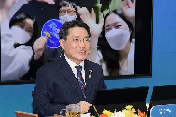 ▲코로나19 상황에도 ‘2021 온택트 시민과의 열린 대화’를 통해 시민과 적극 소통하고 있는 권오봉 여수시장(사진제공=여수시)