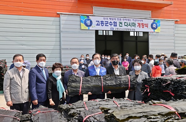 ▲고흥군은 1일 금산면 오천 다시마 위판장 개장 및 안전조업 기원을 위한 초매식이 열려 첫 위판을 시작으로 본격 채취 작업을 한다.(사진제공=고흥군)