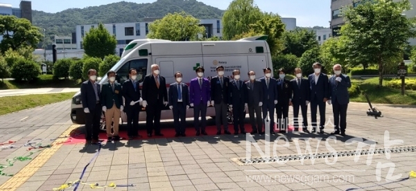 ▲전남 순천시는 1일 오후 순천시 문화건강센터 다목적홀에서 국제로타리로부터 다기능 음압구급차 전달받았다.(사진=이기장 기자)