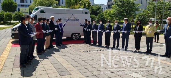 ▲전남 순천시는 1일 오후 순천시 문화건강센터 다목적홀에서 국제로타리로부터 다기능 음압구급차 전달받았다.(사진=이기장 기자)