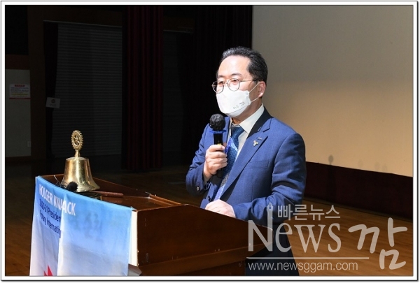 허석 순천시장이 1일 오후 순천시 문화건강센터 다목적홀에서 열린 다기능 음압구급차 기증식에서 인사말을 하고 있다(사진=이기장 기자)