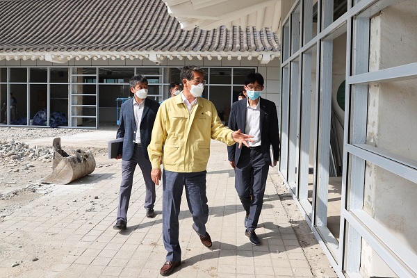 ▲김순호 구례군수가 ‘섬진강 음식특화 마실장’ 공사 현장을 점검하고 있다.(사진제공=구례군)