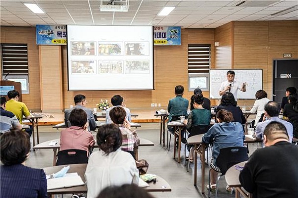 ▲목포시가 시장 트랜드에 대한 소상공인의 유연한 대응을 지원하기 위해 ‘신(神)의 장사전략 아카데미’ 2기를 운영한다.(사진제공=목포시)