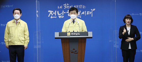 ▲장석웅 전라남도교육감과 김영록 전라남도지사는 3일 전남도청에서 공동 브리핑을 가졌다.(사진제공=전라남도교육청)