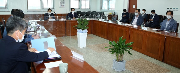 ▲이승옥 강진군수와 김인식 한국농어촌공사 사장이 지난 3일 강진군 병영면사무소에서 관계자들과 함께 면담을 진행했다.(사진제공=강진군)