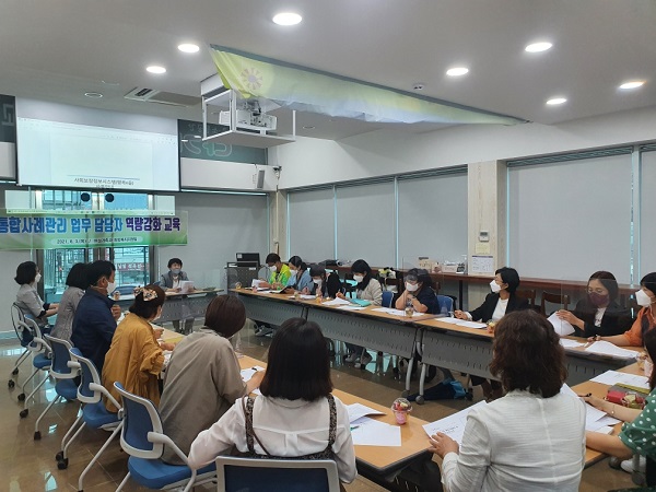 ▲순천시는 지난 3일 민간기관 사례관리사와 읍면동 통합사례관리사를 대상으로 역량강화교육을 실시했다.(사진제공=순천시)