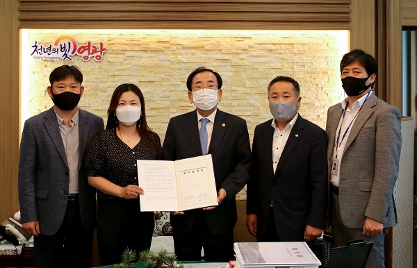 ▲영광군은 지난 3일 광섬유케이블 및 5G용 광통신 부품 제조업체인 광케이블(주)와 투자협약(MOA)을 체결했다.(사진제공=영광군)