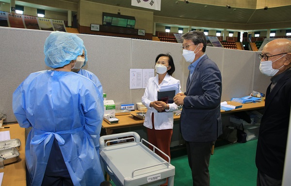 ▲김순호 구례군수가 예방접종센터에 방문해 의료진들을 격려하고 있다.(사진제공=구례군)