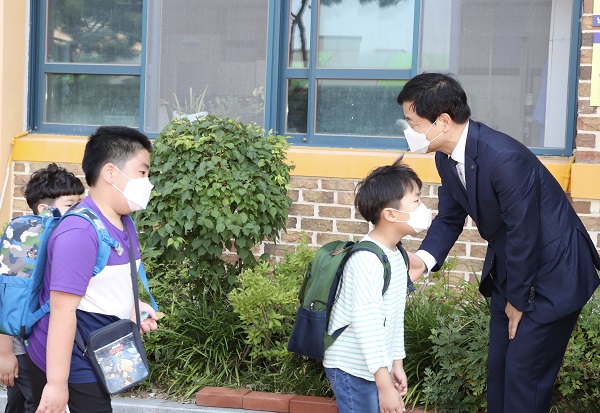 ▲장석웅 전남교육감 무안 남악초등학교 전면등교 현장 격려 모습(사진제공=전라남도교육청)