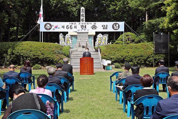▲장흥군은 지난 6일 제66회 현충일을 맞아 장흥읍 예양공원 내 충혼탑 광장에서 추념식 행사를 거행했다.(사진제공=장흥군)